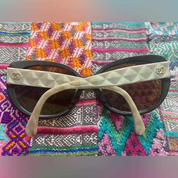 CHANEL Quilted Pearl Tortoise Oval Sunglasses - Picture 2 of 8